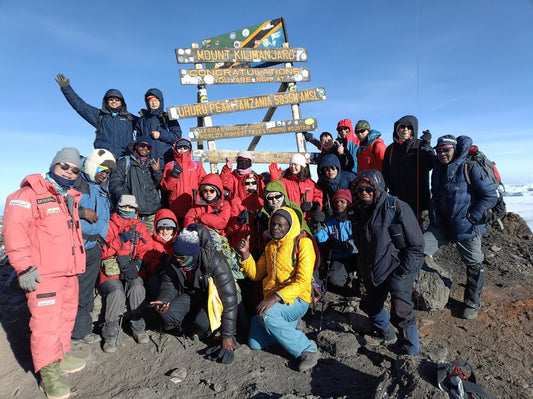 ウフルピーク集合写真 — 5,895m アフリカ最高峰