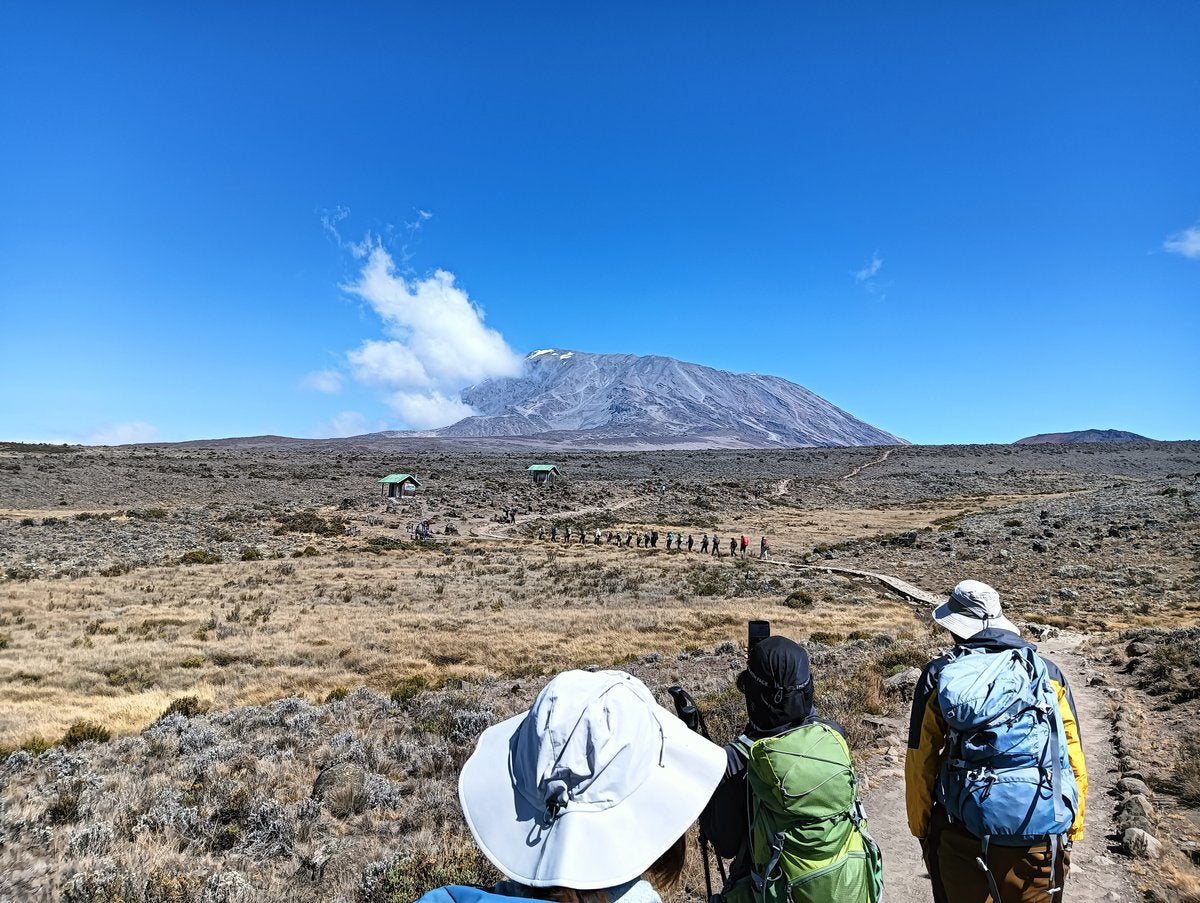 Day 5 キリマンジャロ全景 — キボハットから見上げる山頂