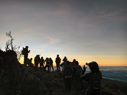 Day 6 ご来光シルエット — 5,895mから見る夜明け